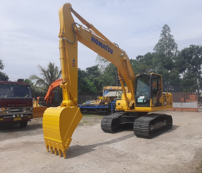 MIDI EXCAVATOR KOMATSU PC 200 -10 M0