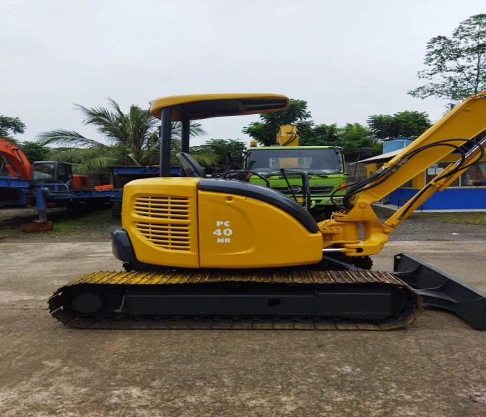 MINI EXCAVATOR KOMATSU PC 40 MR-2